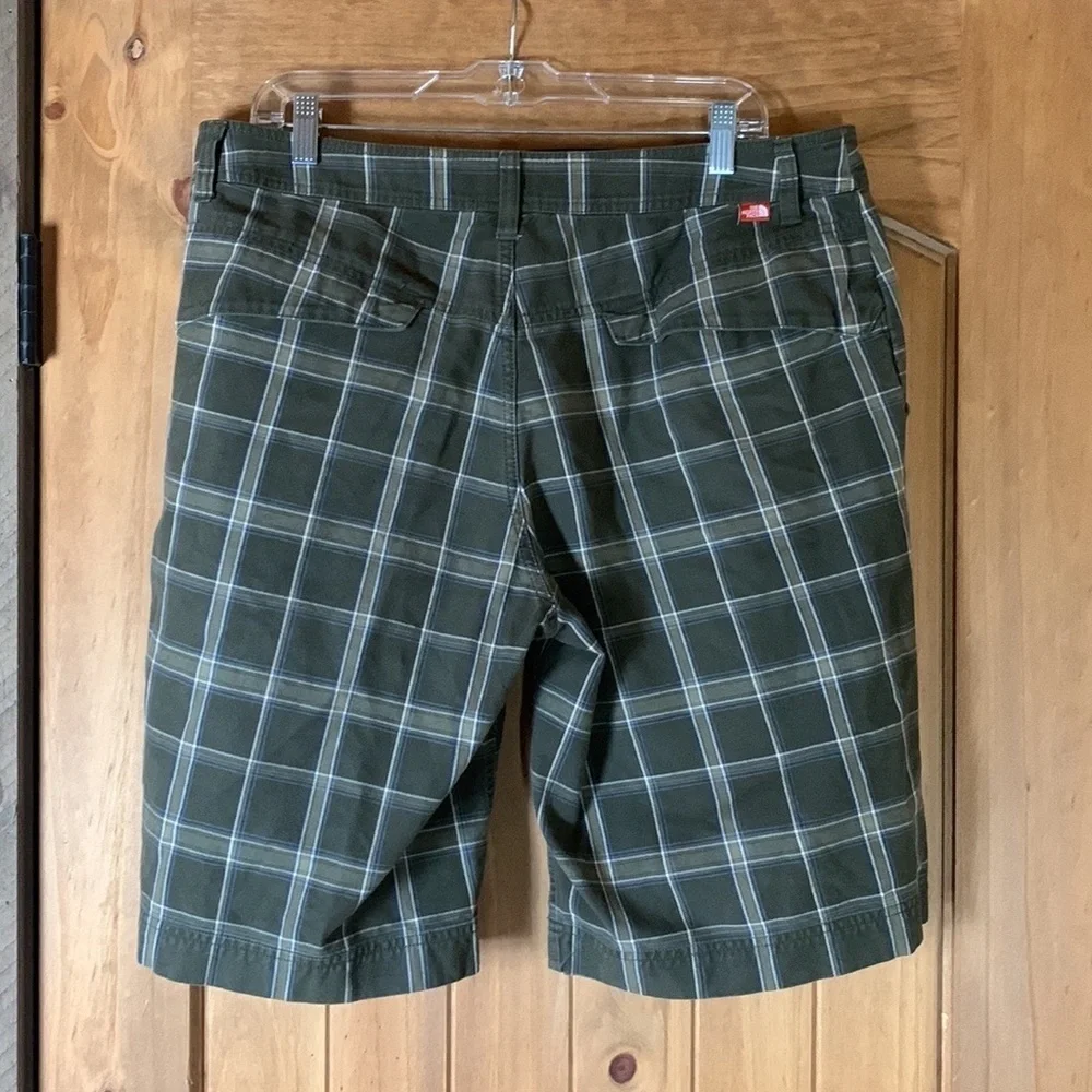 North Face green plaid flat front casual shorts Size 36